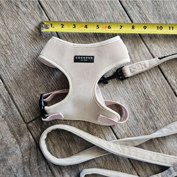 Cocopup Luxe Velvet Adjustable Neck Harness and Leash Set - Champagne Size XS - Picture 7 of 11
